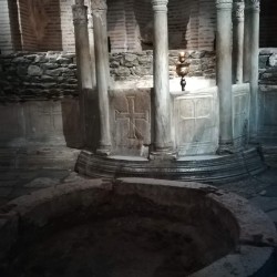 Katakomby v Chráme Agios Dimitrios - Thessaloniki, Grécko. Miesto, na ktorom bol sv. Dimitrios zabitý a na tomto mieste vytryskla neskôr zázračná liečivá voda