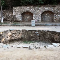 Pôvodná vodná nádrž, ktorá sa nachádza neďaleko domu sv. Márie - Bohorodičky v Efeze.