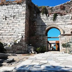 Pozostatky chrámu sv. Jána v Efeze - vstup do chrámu.