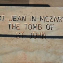 Hrobka sv. Jána apoštola v chráme v Efeze. Tradícia hovorí, že v Efeze pôsobil sv. Ján až do svojej smrti a tu napísal aj svoje Evanjelium. Nad miestom jeho hrobu postavil v 6. storočí cisár Justinián chrám zasvätený sv. Jánovi.