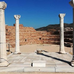 Hrobka sv. Jána apoštola v chráme v Efeze. Tradícia hovorí, že v Efeze pôsobil sv. Ján až do svojej smrti a tu napísal aj svoje Evanjelium. Nad miestom jeho hrobu postavil v 6. storočí cisár Justinián chrám zasvätený sv. Jánovi.