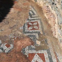 Pozostatky chrámu sv. Jána apoštola v Efeze - zacovalé mozaiky v hlavnej časti chrámu.