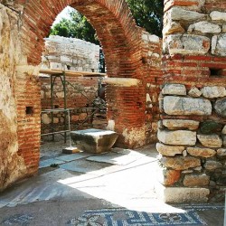 Pozostatky chrámu sv. Jána apoštola v Efeze - zachovalé mozaiky v hlavnej časti chrámu.