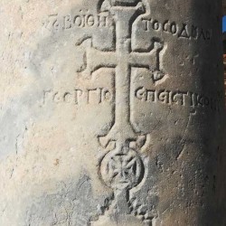 Pozostatky chrámu sv. Jána apoštola v Efeze - starokresťanský kríž vyrytý do chrámových stĺpov - pôvodný.
